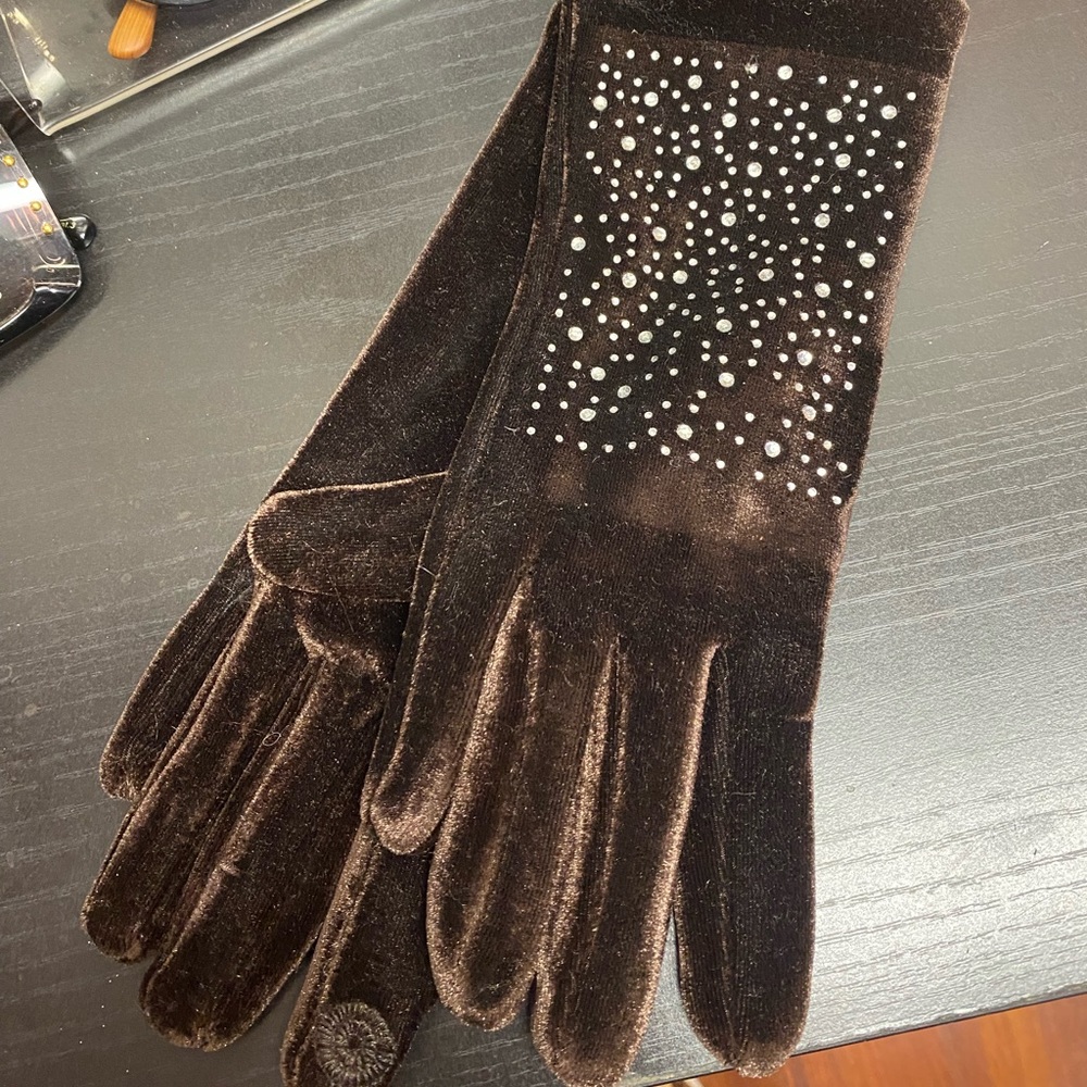 Gloves - Picture 1 of 5